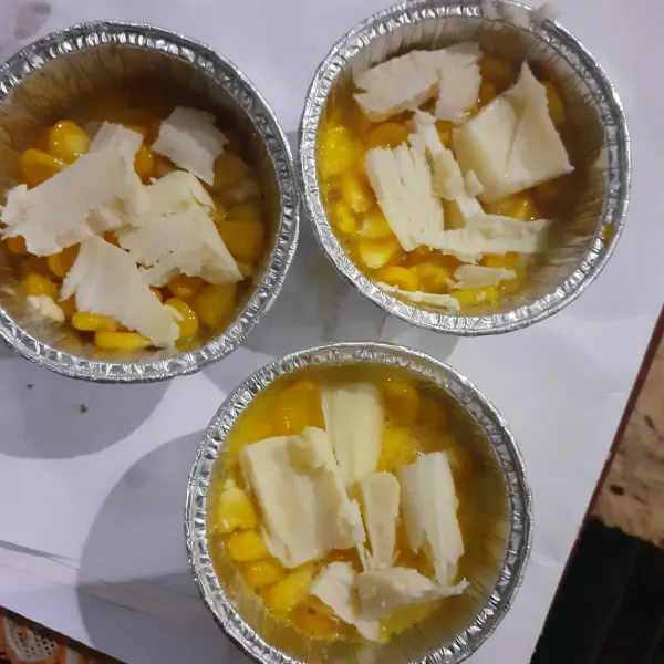 Tambahkan keju mozarella iris diatasnya.