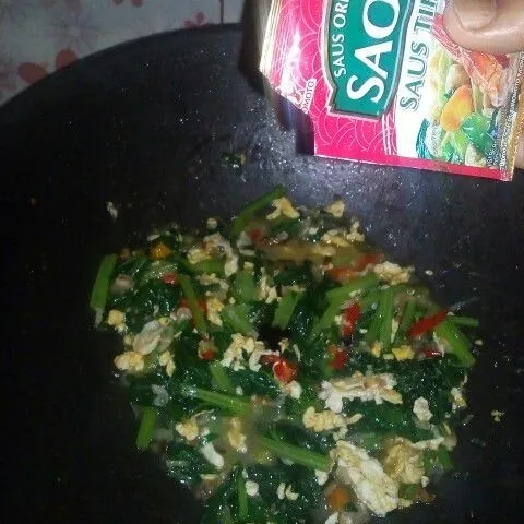 Masukkan saori saus tiram lalu ratakan.