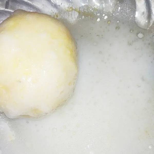 Kocok putih telur hingga berbuih kemudian gulingkan bola nasi dalam putih telur sehingga seluruh permukaannya tertutupi putih telur.