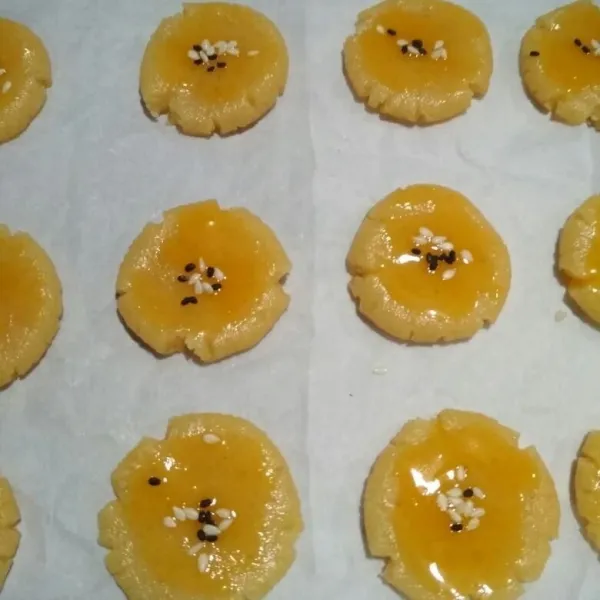 Taburi dengan bahan taburan.