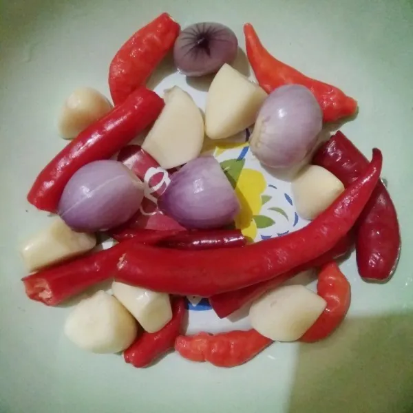 Siapkan bahan bumbu halus, cuci hingga bersih dengan air.
