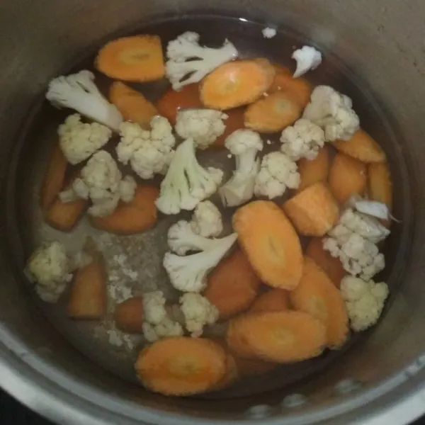 Setelah itu, rebus wortel dan kembang kol dengan air garam. Jika sudah empuk, tiriskan.