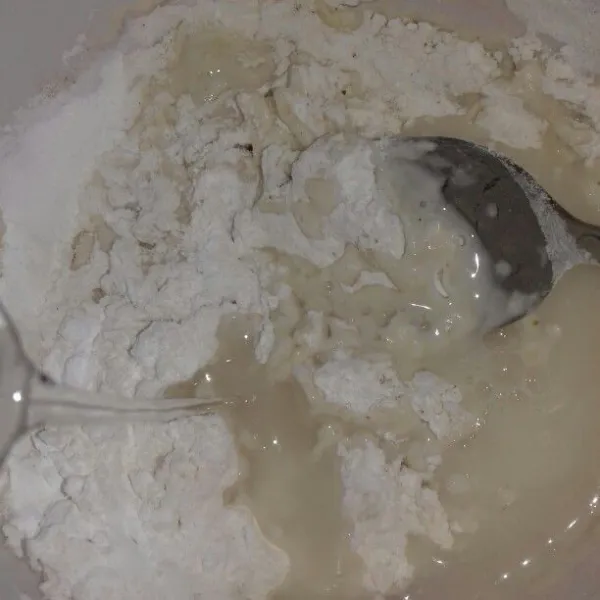 Tambahkan air ke dalam adonan.