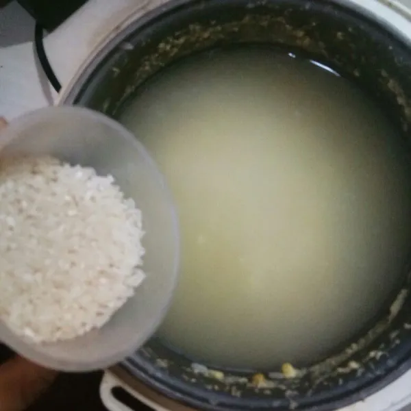 Setelah jagung agak matang, masukkan beras lalu aduk hingga rata.