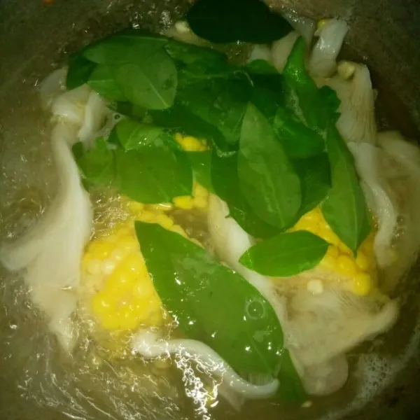 Terakhir masukkan daun katu, masak sebentar lalu sajikan saat hangat.