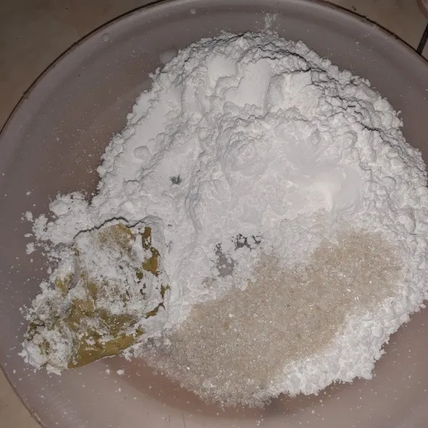 Campurkan ubi dengan tepung, gula, garam, dan vanili, lalu aduk hingga merata.
