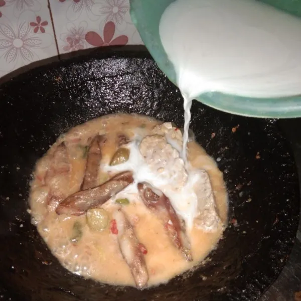 Masukkan 1 gelas santan kental, tunggu sampai mendidih setelah itu koreksi rasa. Tambahkan garam lalu sajikan setelah dirasa pas dan matang.