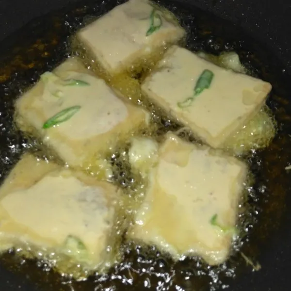 Panaskan minyak, goreng gembus hingga kuning kecoklatan . Kemudian angkat dan sajikan bersama saus sambal.