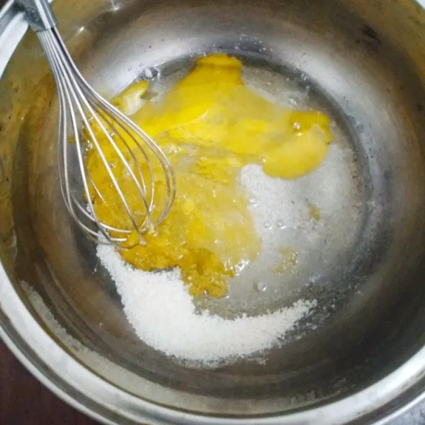 Dalam wadah, kocok telur, gula pasir, dan garam menggunakan whisk hingga gula larut.