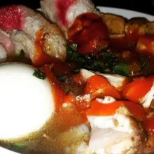 Tambahkan kerupuk serta saos dan kecap, garam dan penyedap rasa.
