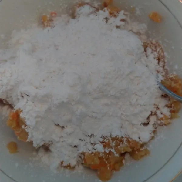 Campurkan bumbu yang telah dihaluskan dengan tepung, aduk-aduk menjadi satu.