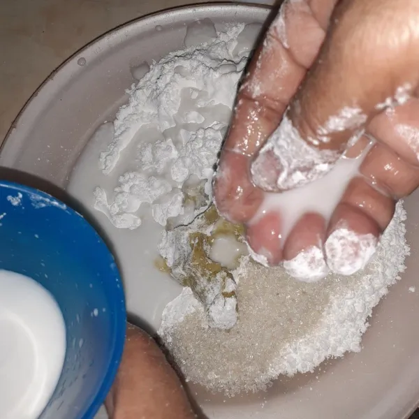 Tambahkan santan, lalu uleni hingga adonan kalis.