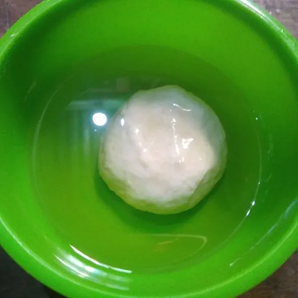 Rendam adonan dengan minyak goreng secukupnya selama 30 menit.