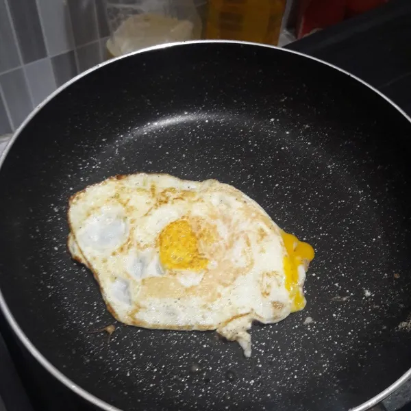 Ceplok telur ayam hingga matang kedua sisi. Angkat.