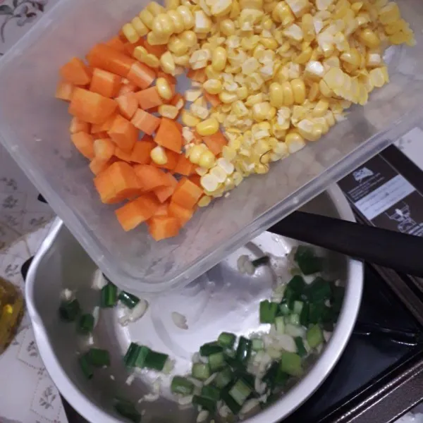 Masukkan wortel dan jagung, tumis hingga setengah matang, tambahkan air.