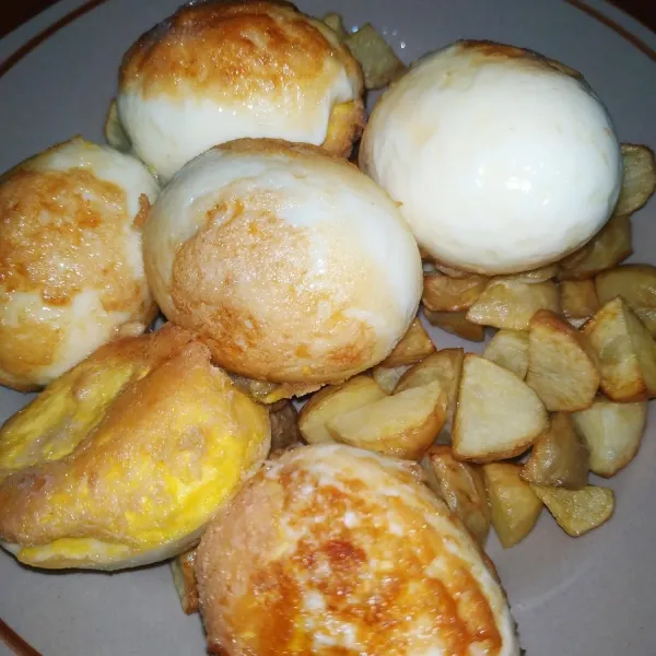 Goreng telur yang sudah direbus, goreng juga kentang yang sudah dipotong, sisihkan.