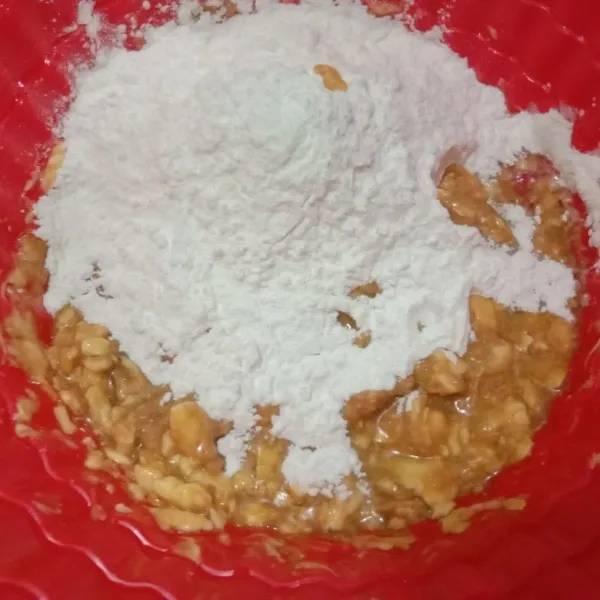 Masukan tepung tapioka aduk hingga kalis.