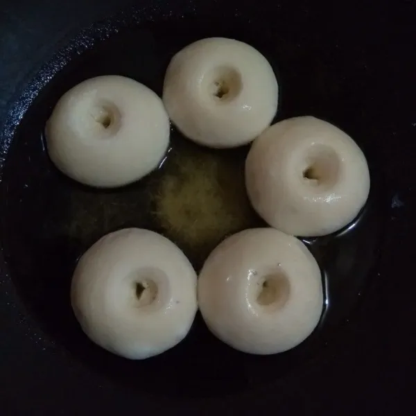 Panaskan minyak goreng dengan api kecil, goreng donat dengan 1 kali balik saja.