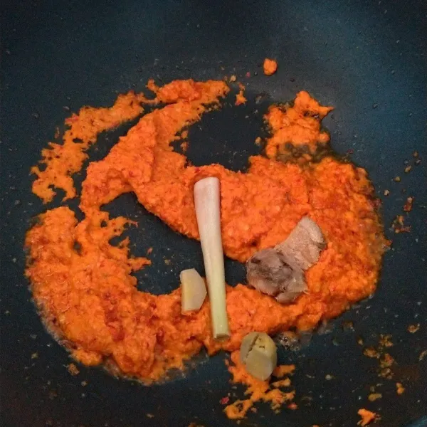 Masukkan jahe, serai, dan lengkuas yang sudah digeprek.
