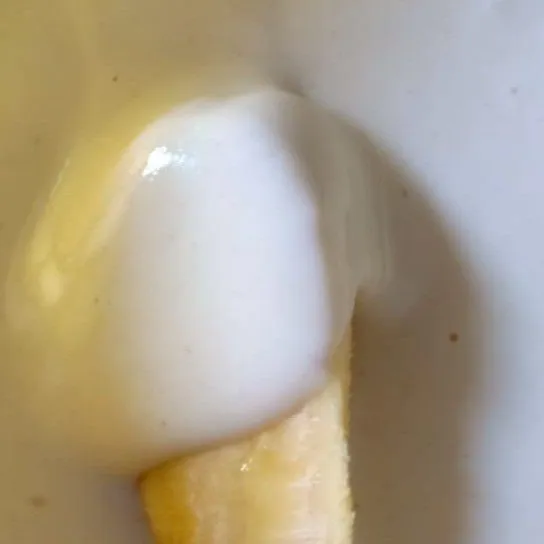 Celupkan pisang ke dalam adonan terigu.