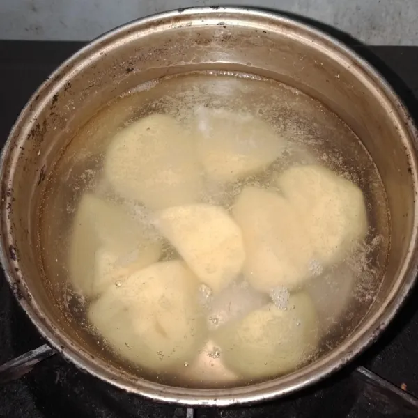 Kupas kentang, potong-potong dan rebus sampai empuk.