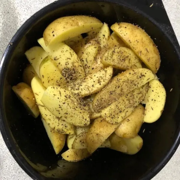 Potong kentang menjadi 4 bagian dan lumuri dengan olive oil, garam, merica, dan potongan bawang bombay.