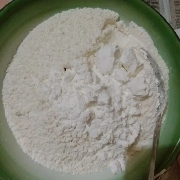Campurkan tepung terigu, tepung maizena, garam, dan vanilli bubuk ke dalam mangkok. Aduk hingga rata.
