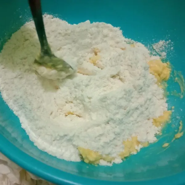 Masukan tepung terigu dan vanili, aduk sampai adonan tidak berpisah.