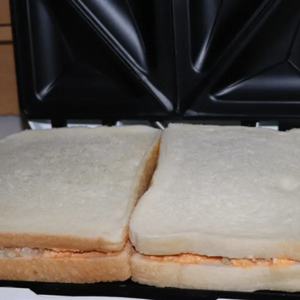 Tutup dengan lembaran roti, panggang menggunakan toaster selama 10 menit, angkat dan sajikan.