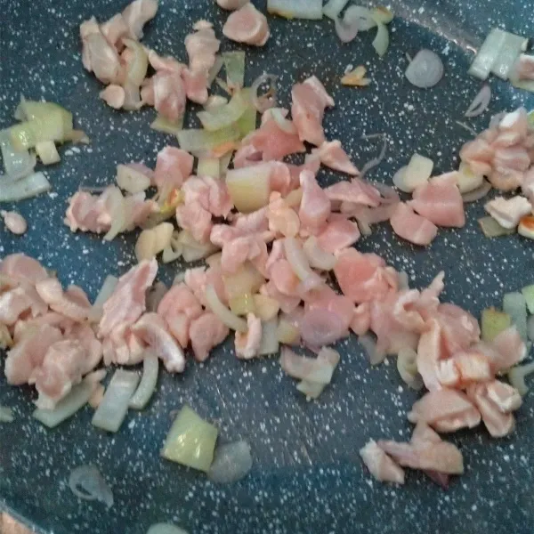 Masukan dada ayam sampai berubah warna.