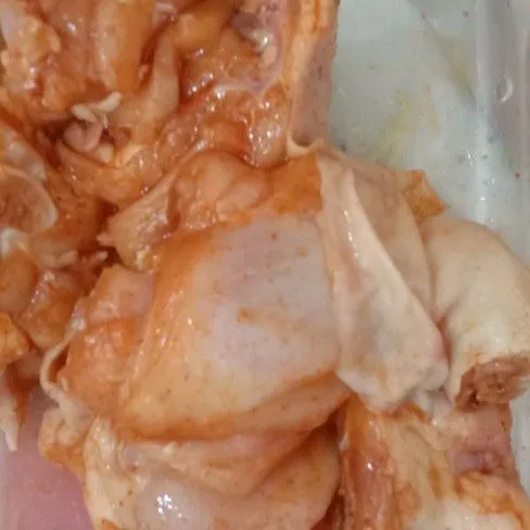 Marinasi ayam dengan bumbu marinasi, biarkan hingga meresap kurang lebih 15 menit.