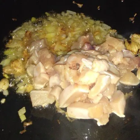 Masukkan bawang bombay dan daging ayam, aduk sampai daging berubah warna.