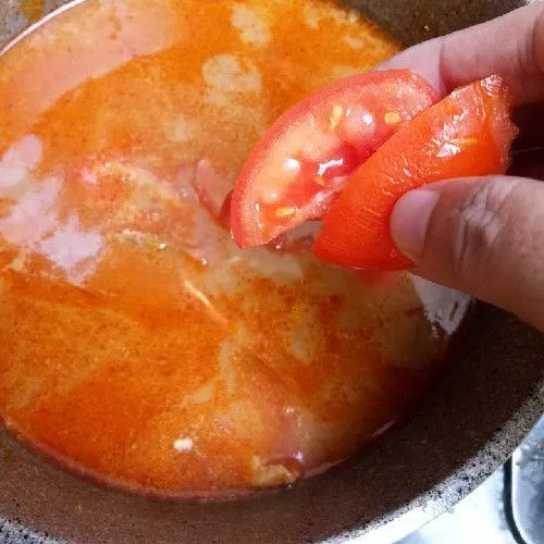 Masukkan irisan tomat.