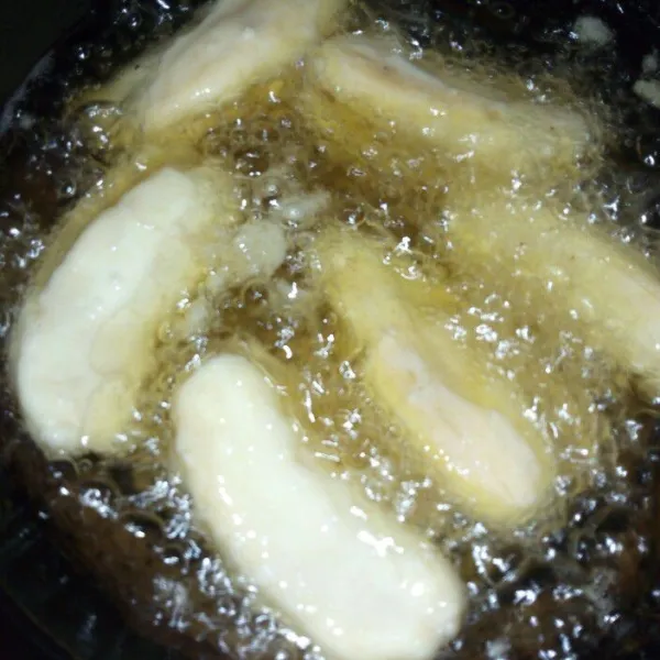 Goreng pisang dalam minyak penuh dengan api sedang, angkat jika sudah berwarna kecoklatan.