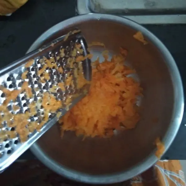 Setelah wortel direbus, kemudian parut.