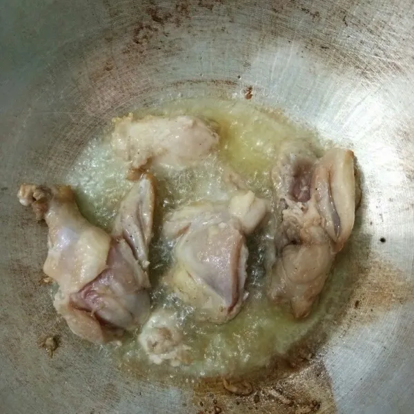 Goreng ayam yang sudah dibumbui tadi hingga matang.