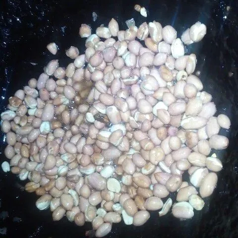 Goreng 2 ons kacang tanah lalu sisihkan.