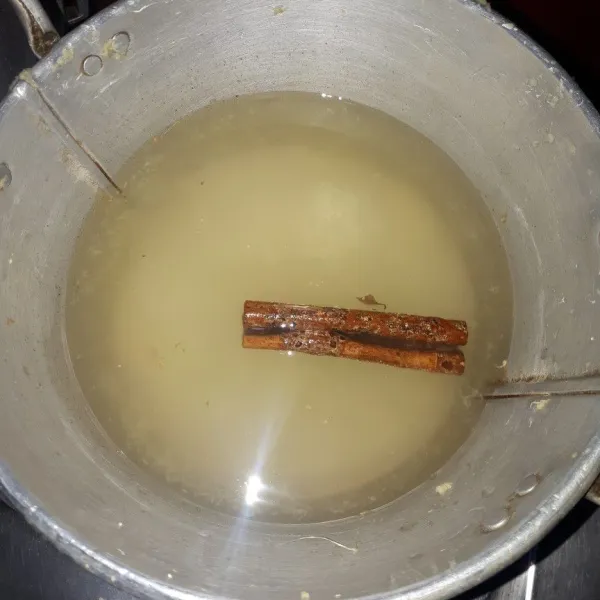 Masak kayu manis dengan 500 ml air.