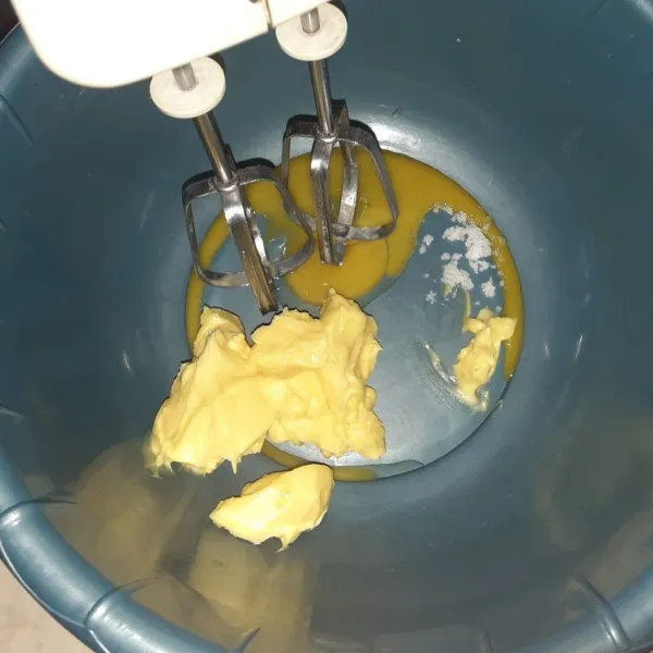 Siapkan wadah, masukkan kuning telur, mentega, dan garam. Aduk dengan menggunakan mixer.