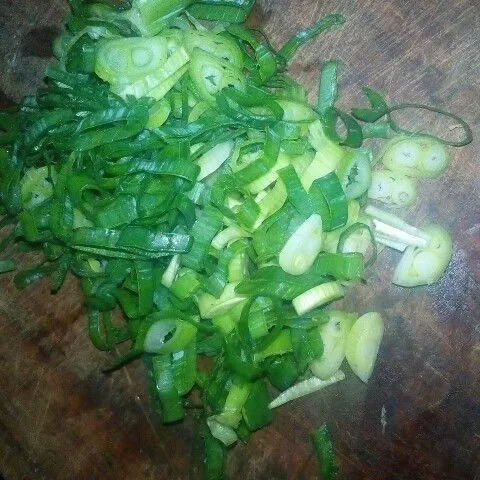 Potong kecil-kecil daun bawang.