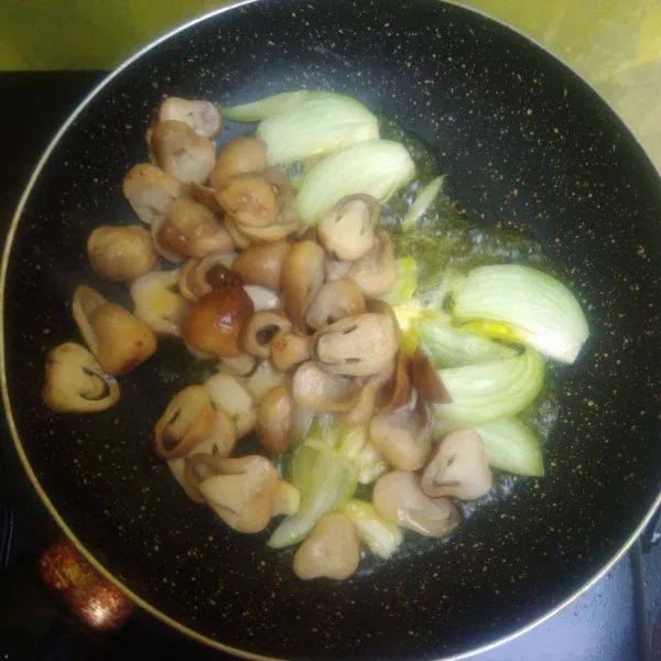 Tumis bawang putih hingga harum, masukkan bawang bombay dan jamur, masak hingga layu. Masukkan tepung terigu aduk cepat.