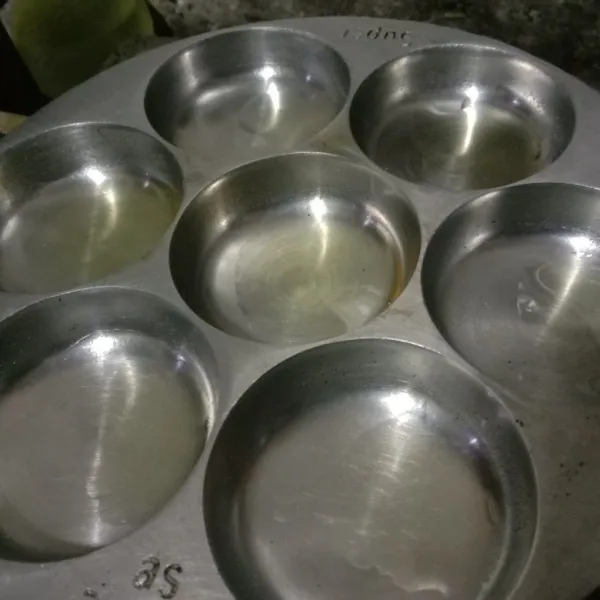 Panaskan cetakan dengan sedikit minyak.