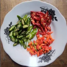 Iris-iris cabe rawit, cabe merah, dan cabe ijo.