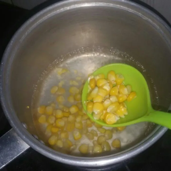 Didihkan air lalu rebus jagung pipil sampai matang. Angkat dan tiriskan.