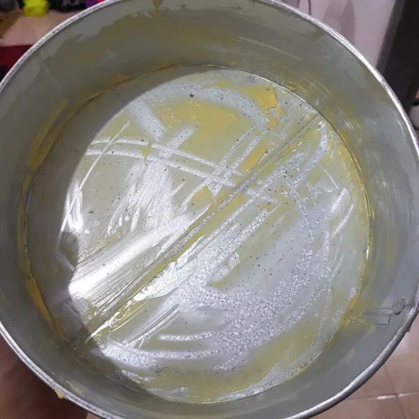 Oleskan margarin merata pada loyang. Agar cake tidak lengket setelah dikukus.
