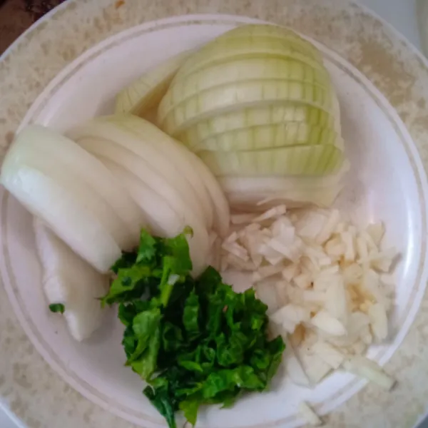 Siapkan bawang bombay, seledri, dan bawang putih yang sudah di potong kecil.
