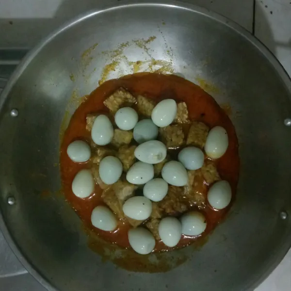 Masukkan kikil, tempe yang telah digoreng, dan telur puyuh.