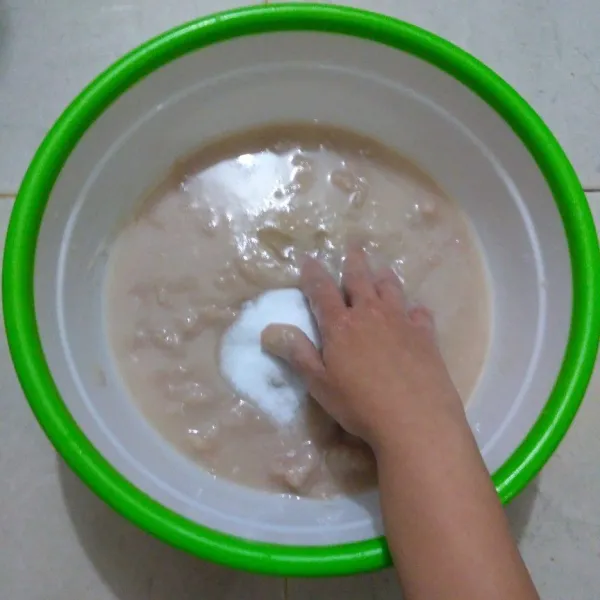 Masukkan gula dan garam, lalu aduk hingga merata.