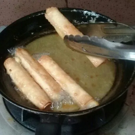 Angkat ketika sudah berwarna kuning kecoklatan.