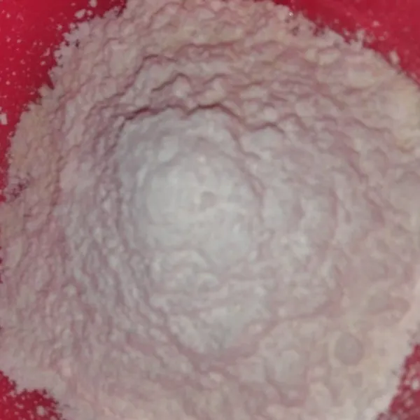 Masukkan tepung beras, aduk rata.